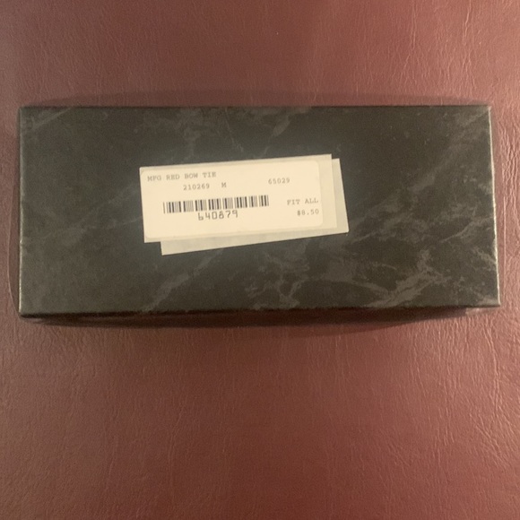 Red bow tie - Picture 2 of 2